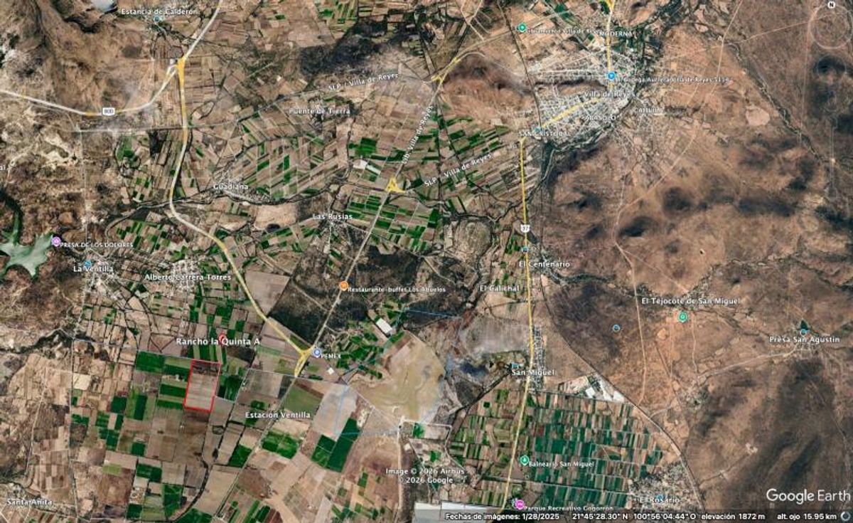 Vista aérea de terreno delimitado en rojo rodeado de campos agrícolas verdes y caminos