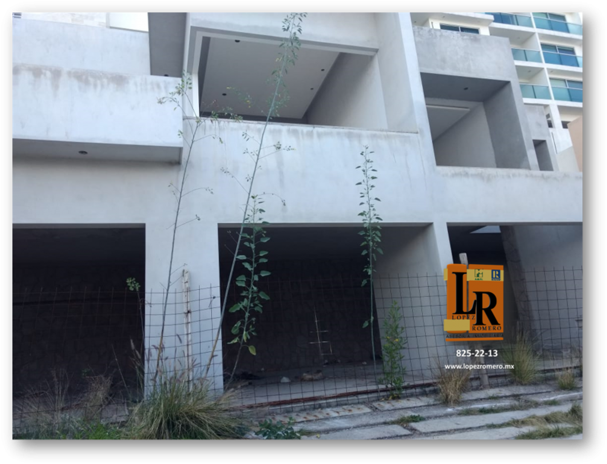 Fotografía de CASA EN OBRA GRIS EN LOMAS DEL TEC CON AREA VERDE FRENTE A LA CASA