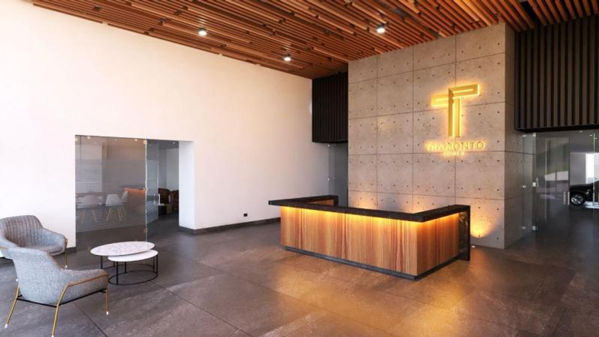 Lobby con mostrador de madera iluminado, muro de concreto y techo de listones