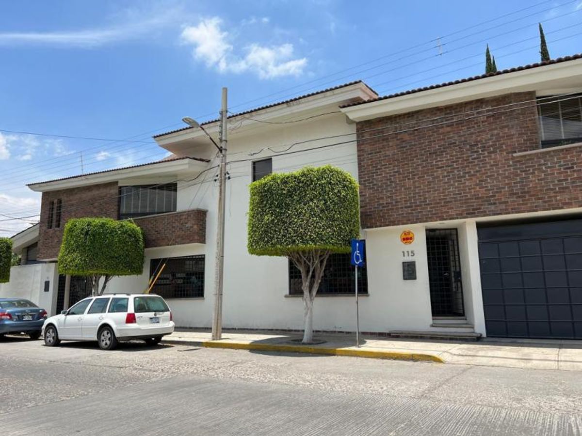 Fotografía de EXCELENTE CASA EN VENTA EN ESQUINA EN COLONIA JARDIN