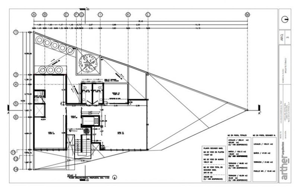 Plano arquitectónico con cotas y distribución de locales comerciales, baños, elevador y escaleras
