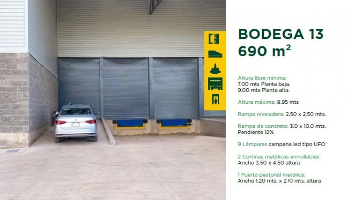 Fachada de bodega industrial con cortinas metálicas enrollables, rampas de carga y auto gris