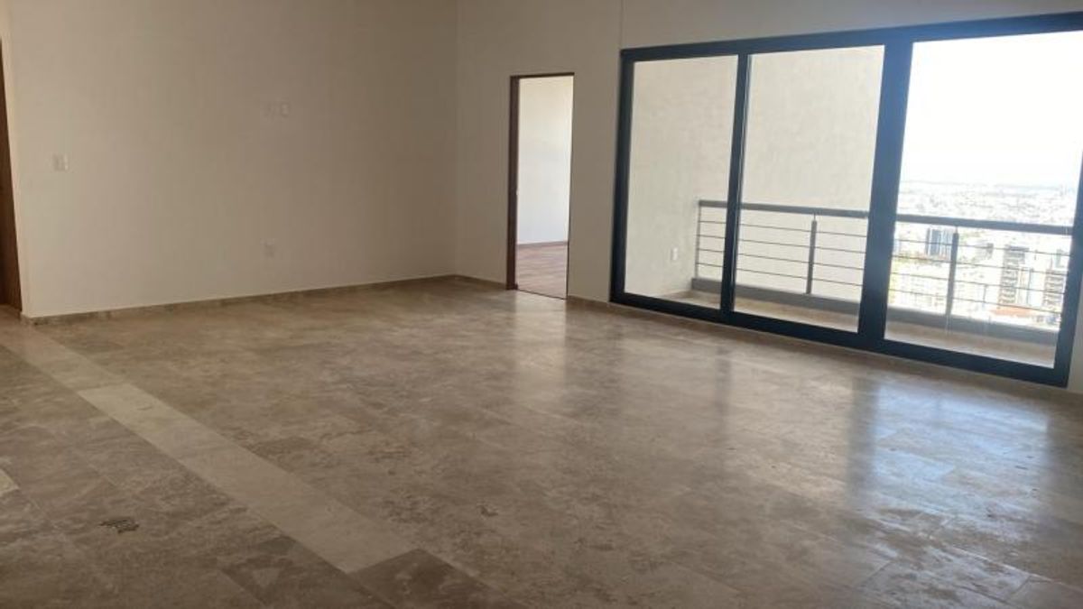 Espacio vacío con piso de mármol beige y ventanal de marco negro al balcón