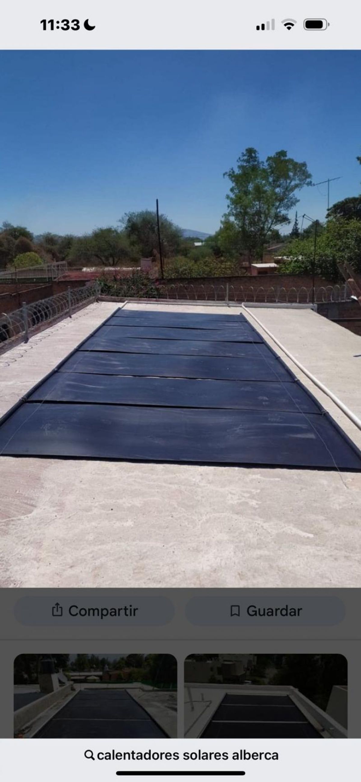 Calentadores solares de alberca instalados en azotea plana de concreto con entorno arbolado