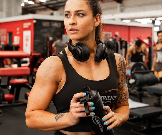 Adding artificial sugar to a coffee