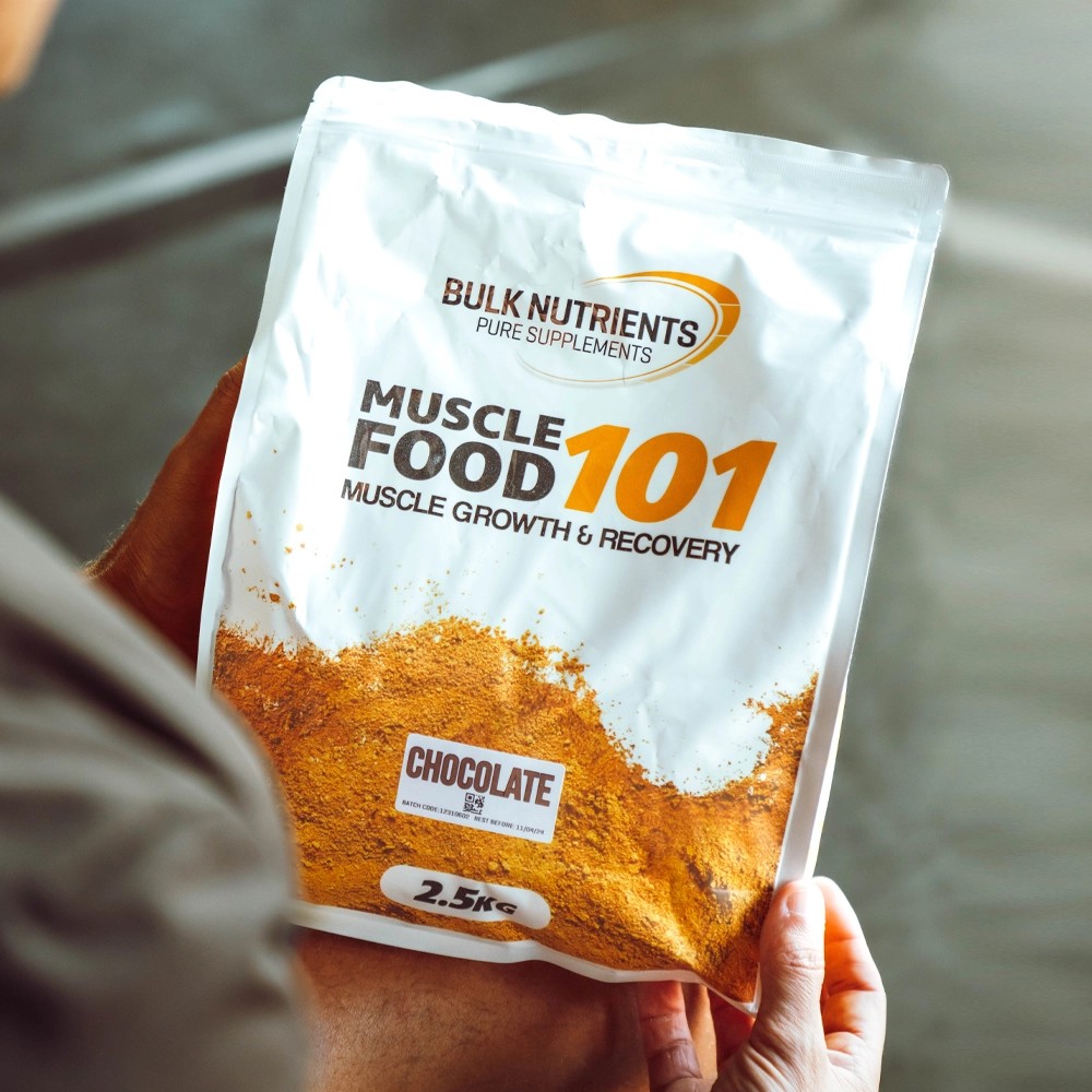Build mass like a pro with Bulk Nutrients' Muscle Food 101. With a 2-1 carb to protein ratio, it's the ultimate mass gainer supplement. Chocolate flavour.
