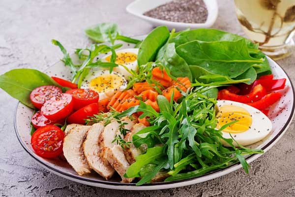 After determining how many calories to eat, it's time to calculate the amount of protein, carbs and fats youâll need to reach your calorie requirements.
