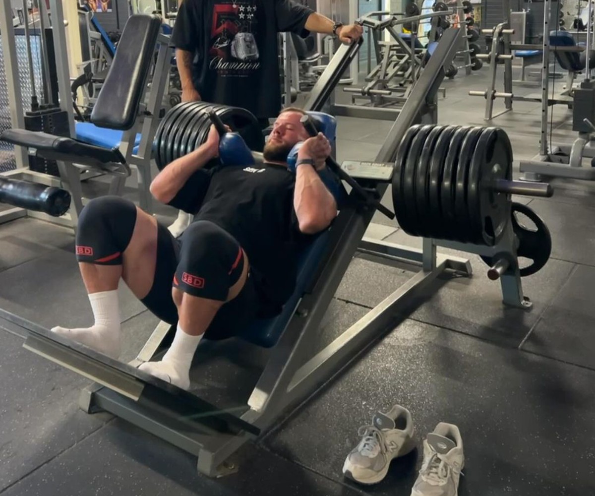 Bulk Nutrients Ambassadors Tom Stanley doing weights in the gym
