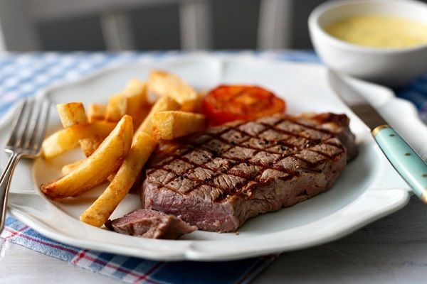 Sirloin steaks are generally served at pubs and clubs and sometimes paired with seafood.