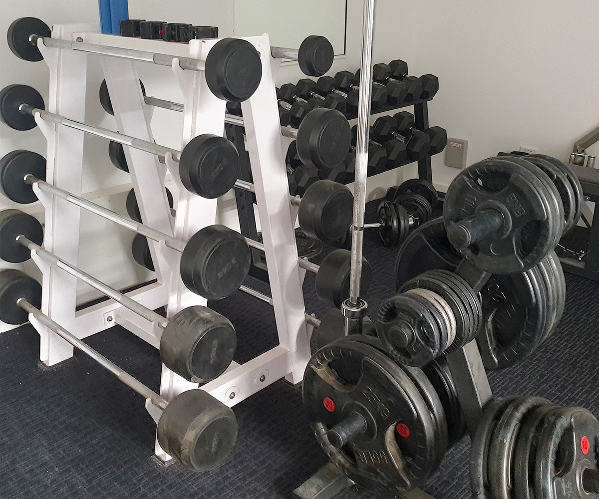 A target number of reps may be counterproductive. Setting a rep range allows you to exert maximal effort without feeling like you need to push yourself too far to reach your specific rep target.