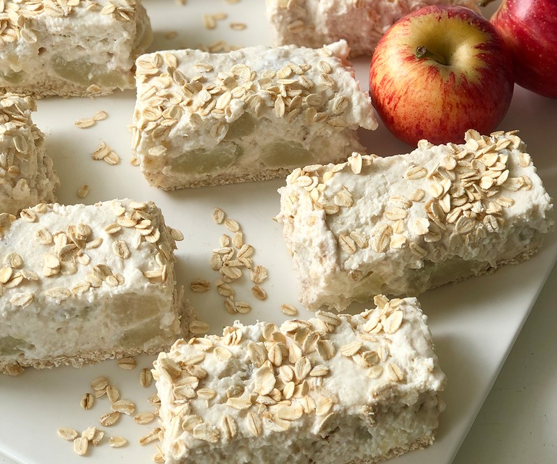 Apple Crumble Cheesecake Bars