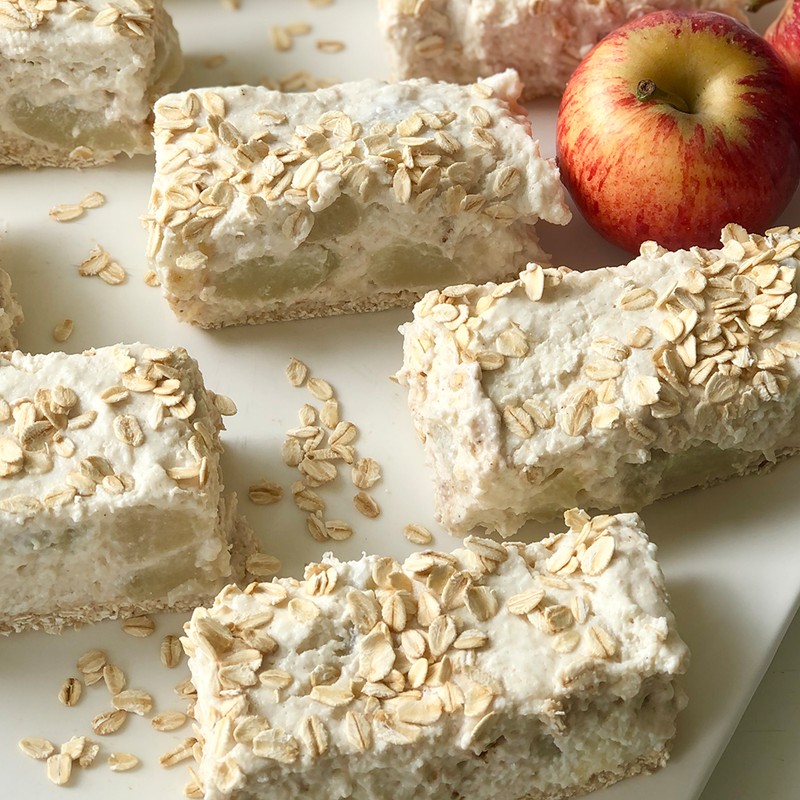 Apple Crumble Cheesecake Bars