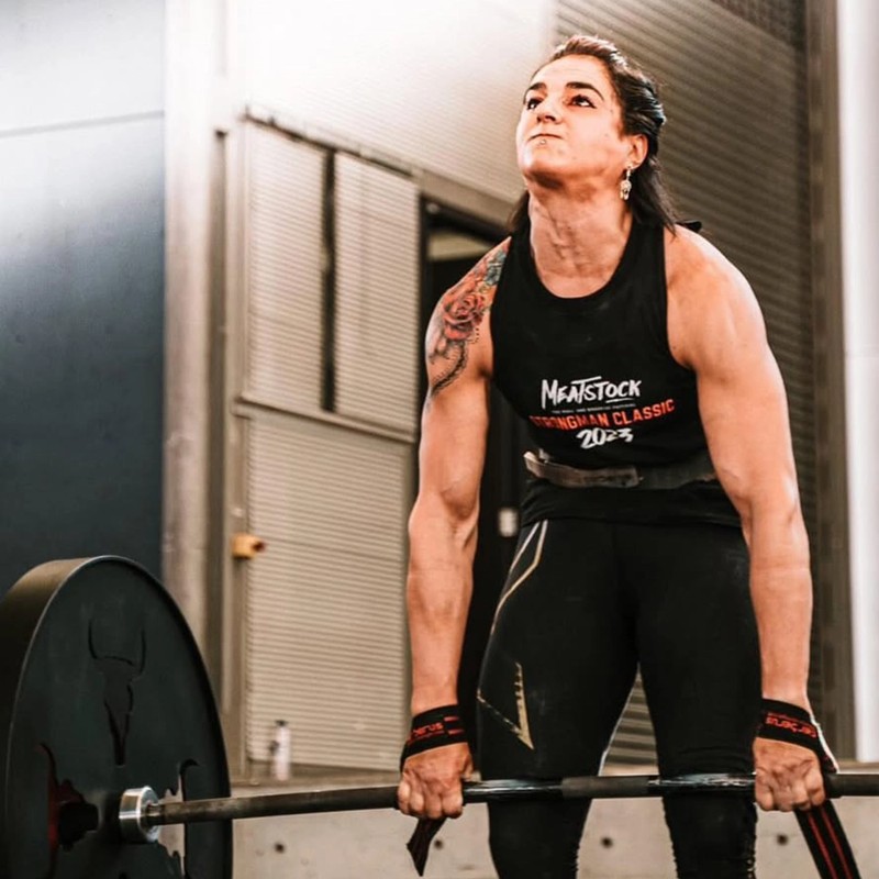 BN Ambassador Camilla Fogagnolo lifting weight