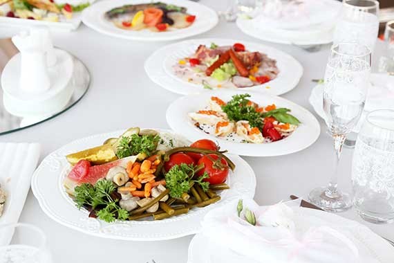 Choose a healthy dinner when you go out to eat.