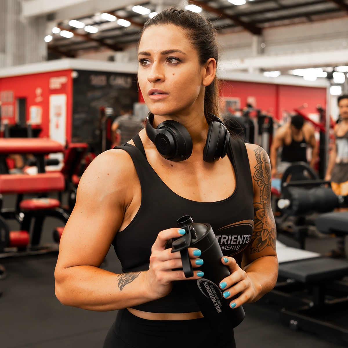 Adding artificial sugar to a coffee