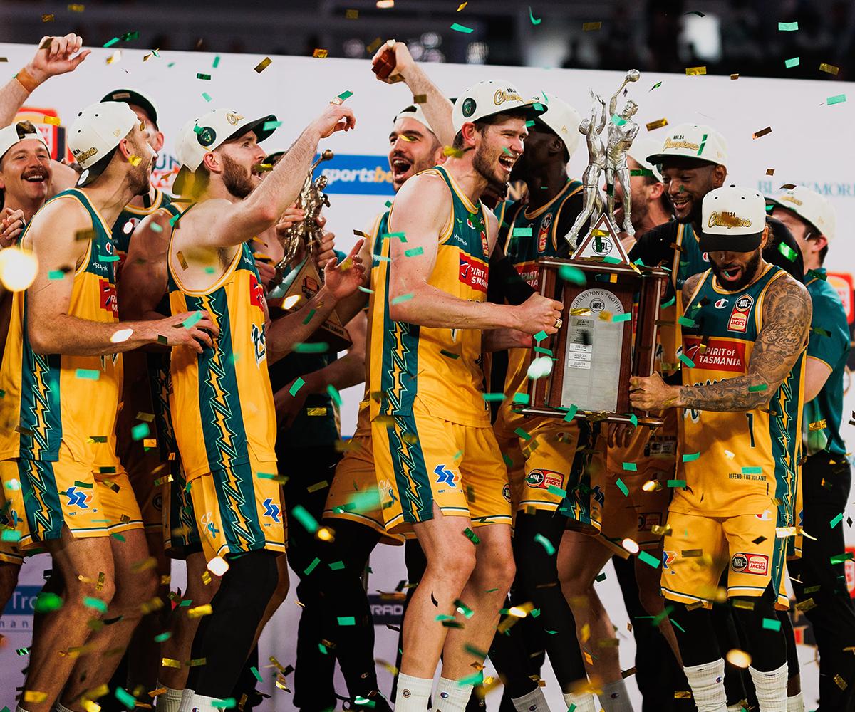 Tasmania JackJumpers celebrate receiving the Championship trophy