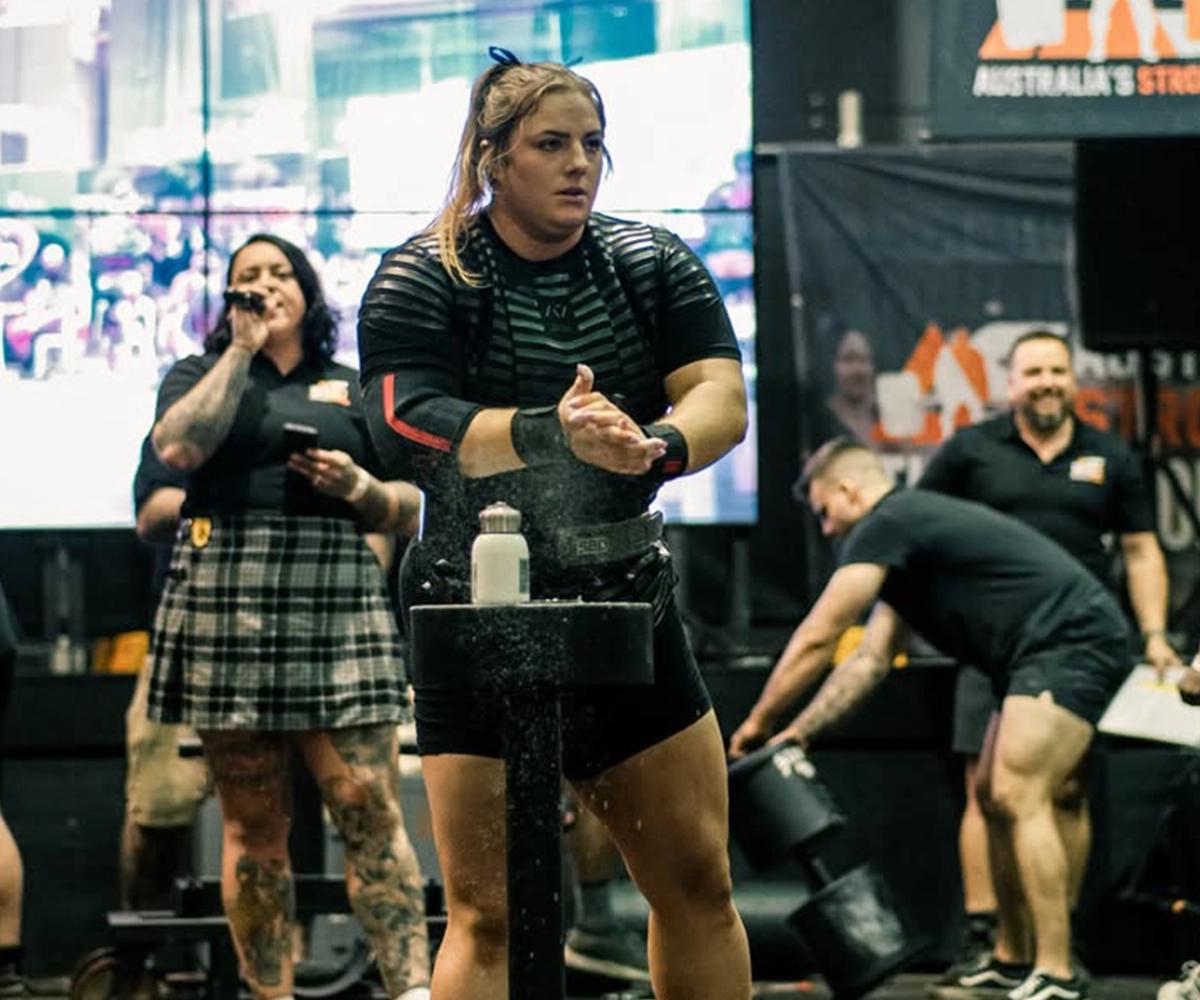 Katie Blunden with preping for a big lift with chalk