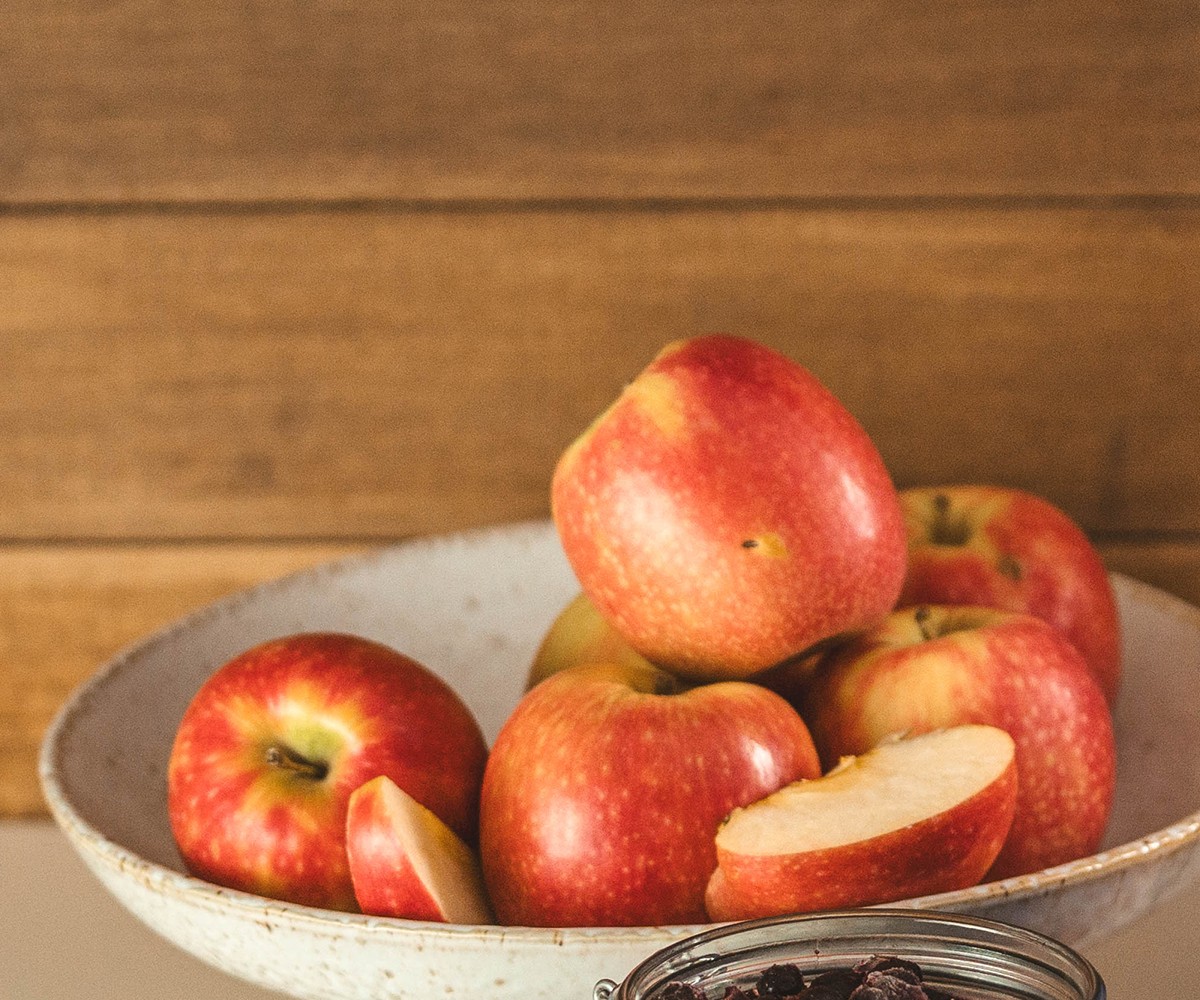 A bowl of Red Apples
