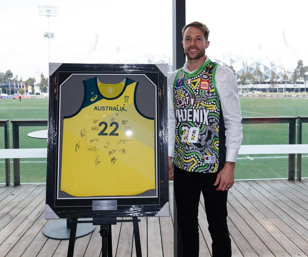 Bulk Nutrients Ambassador Nathan Sobey with 2020 Australian Boomers Squad Bronze Medal signed Jersey