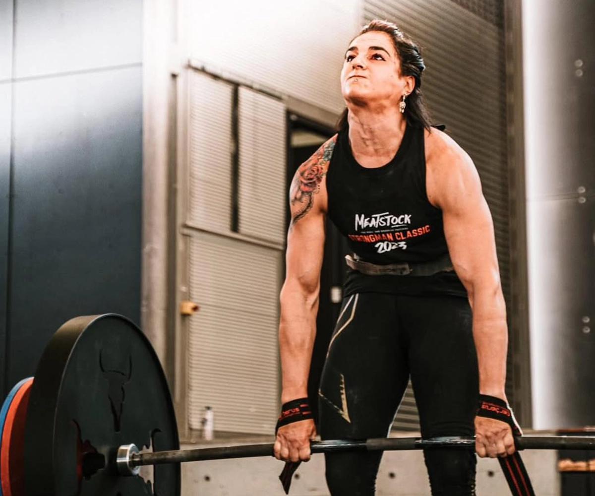 BN Ambassador Camilla Fogagnolo lifting weight