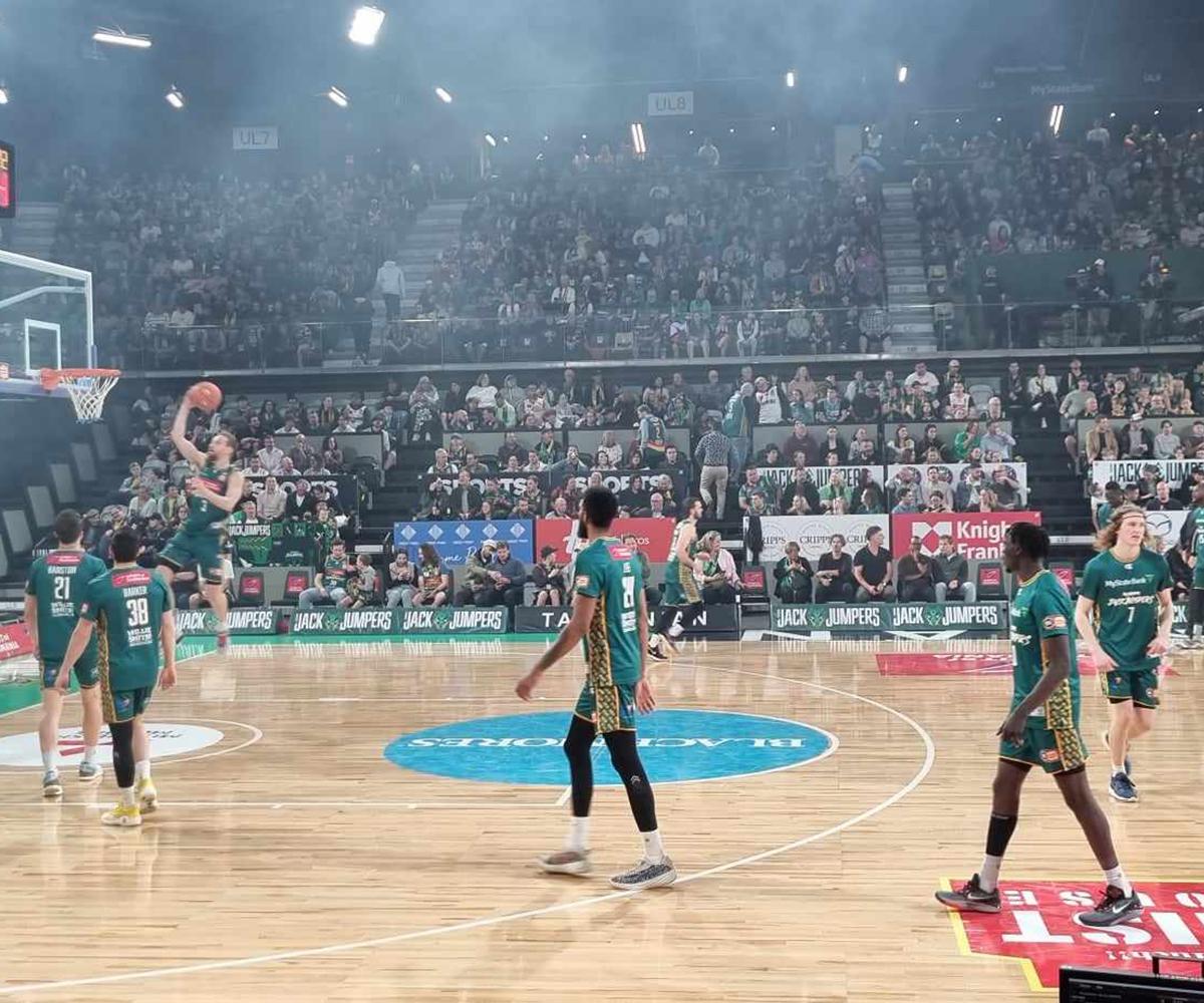 JackJumpers warming up before the game