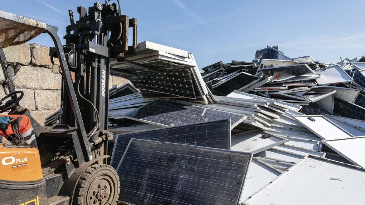 Što se događa sa solarnim panelima nakon 25 godina? Vodič kroz recikliranje i kružno gospodarstvo