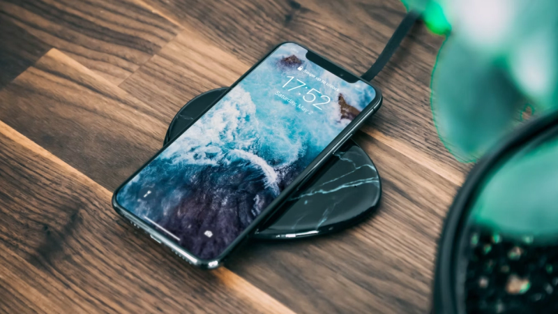 https://unsplash.com/photos/black-and-white-iphone-case-IICssDs7SNk