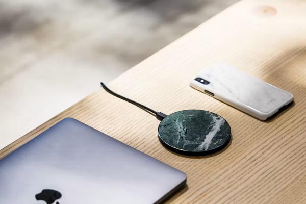 https://unsplash.com/photos/black-framed-ray-ban-aviator-sunglasses-r0Do56ntkBs