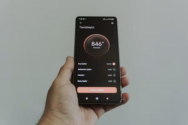 hand-holding-smartphone-displaying