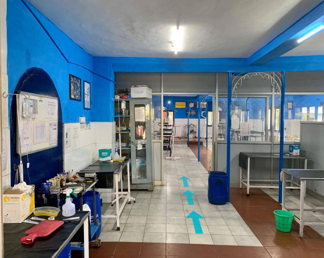 Figure 3 - The Preparation Area enables preparation of the patient to be performed, from induction to preparing the surgical site, with easy access into the operating theatre (denoted by the arrows).