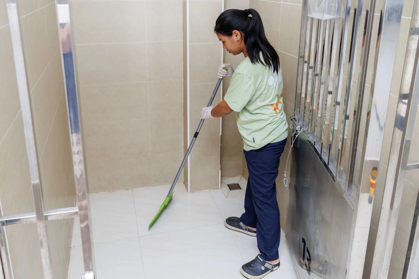 deep cleaning a kennel