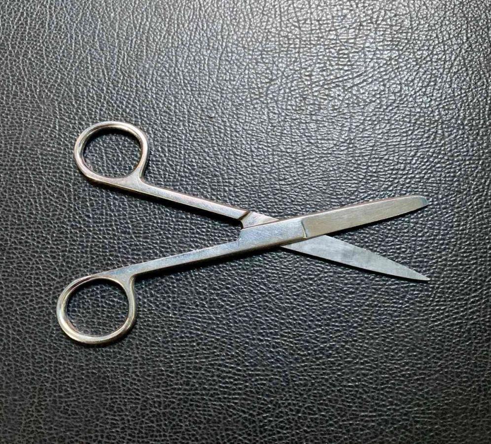 Figure 5 - Blunt-sharp scissors.