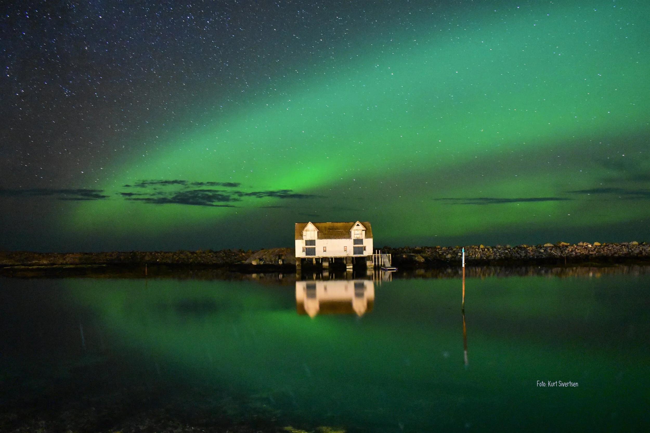 Nordlyset og Moloen sett fra OlsenNaustet