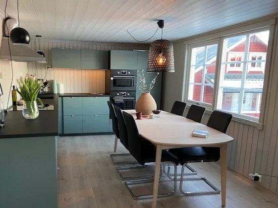 Koselig sittegruppe med utsikt til havs fra leilighet 2