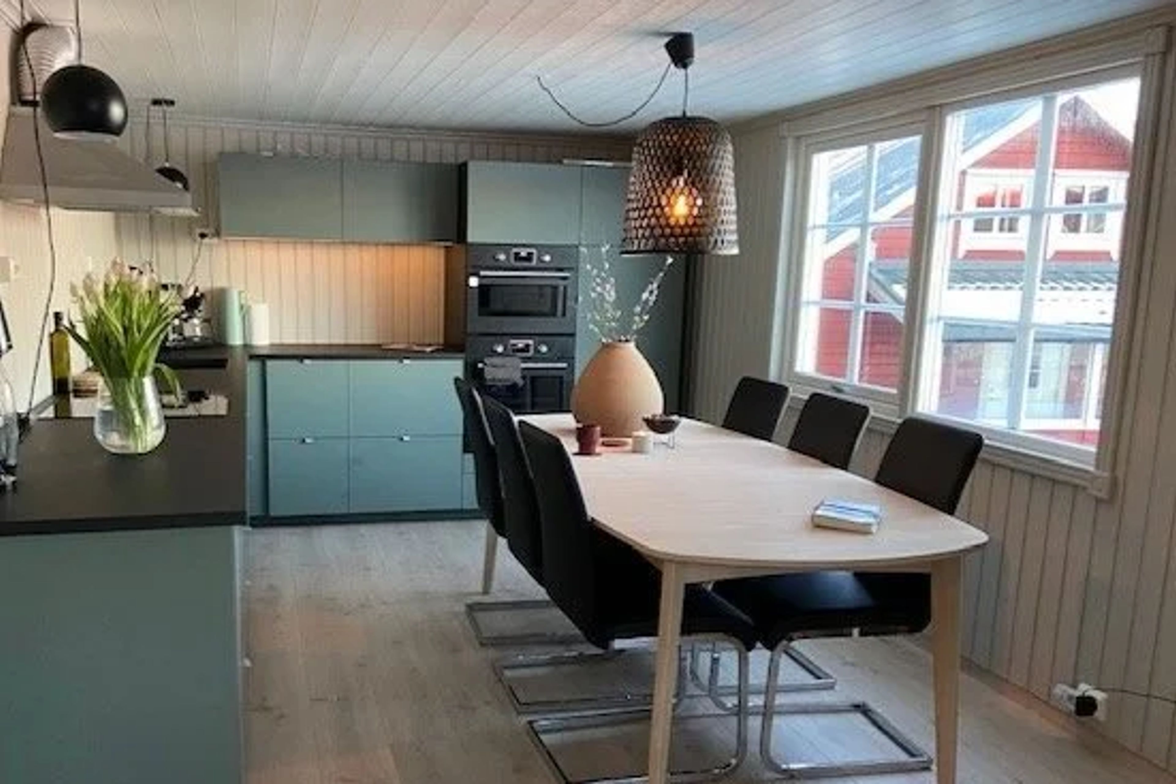 Koselig sittegruppe med utsikt til havs fra leilighet 2