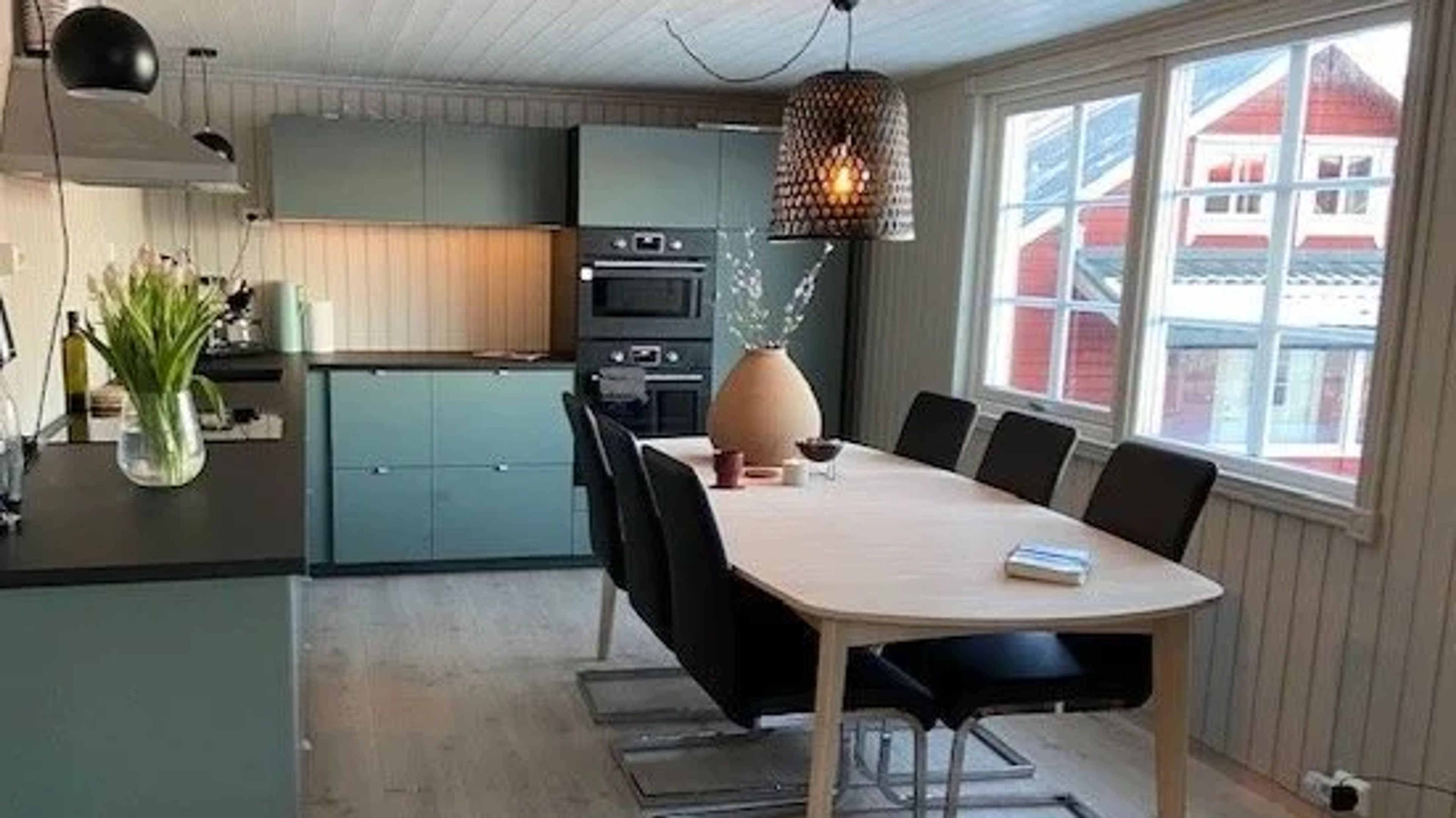 Koselig sittegruppe med utsikt til havs fra leilighet 2