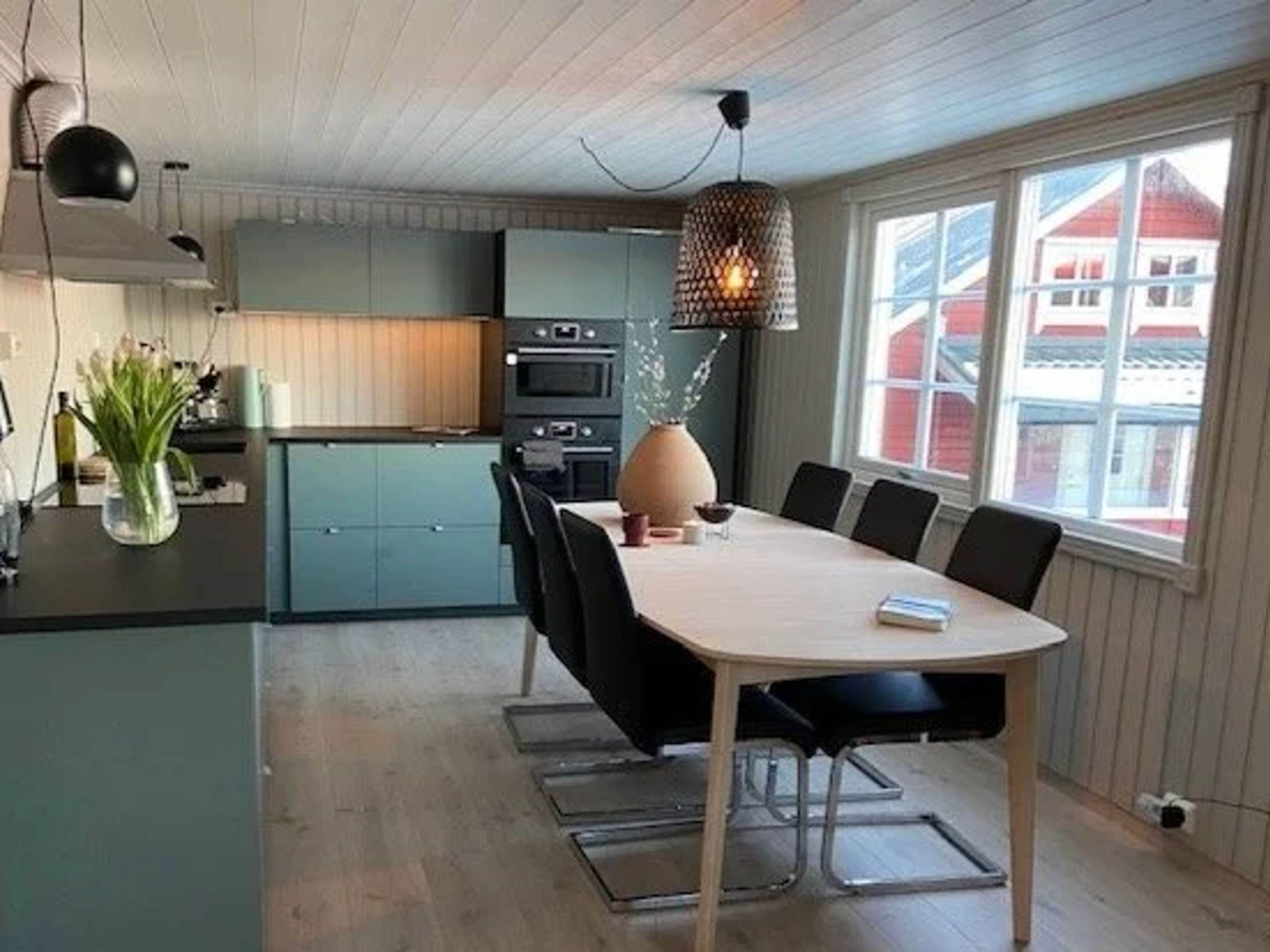 Koselig sittegruppe med utsikt til havs fra leilighet 2