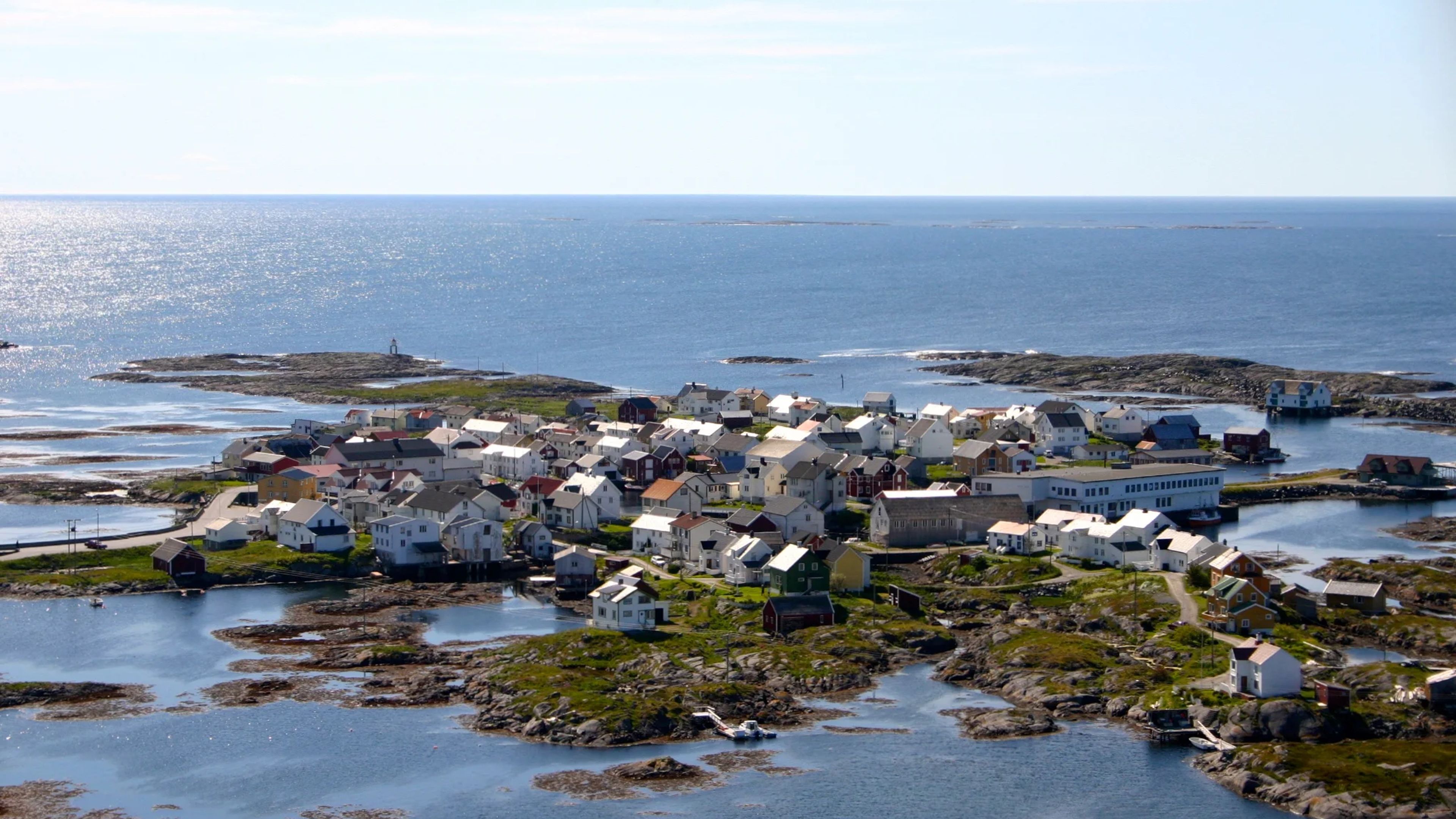 Veiholmen langt ute i havet