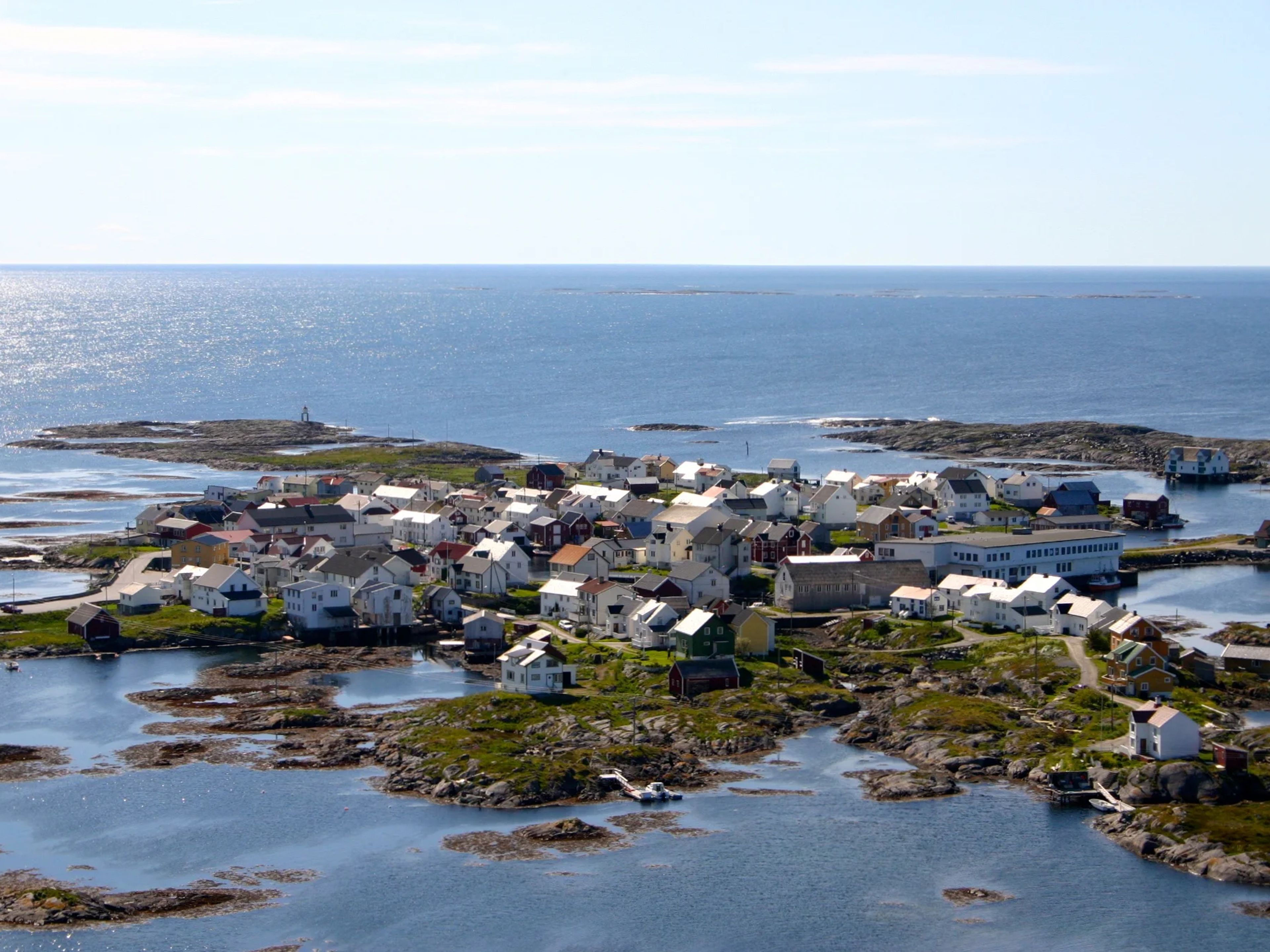 Veiholmen langt ute i havet