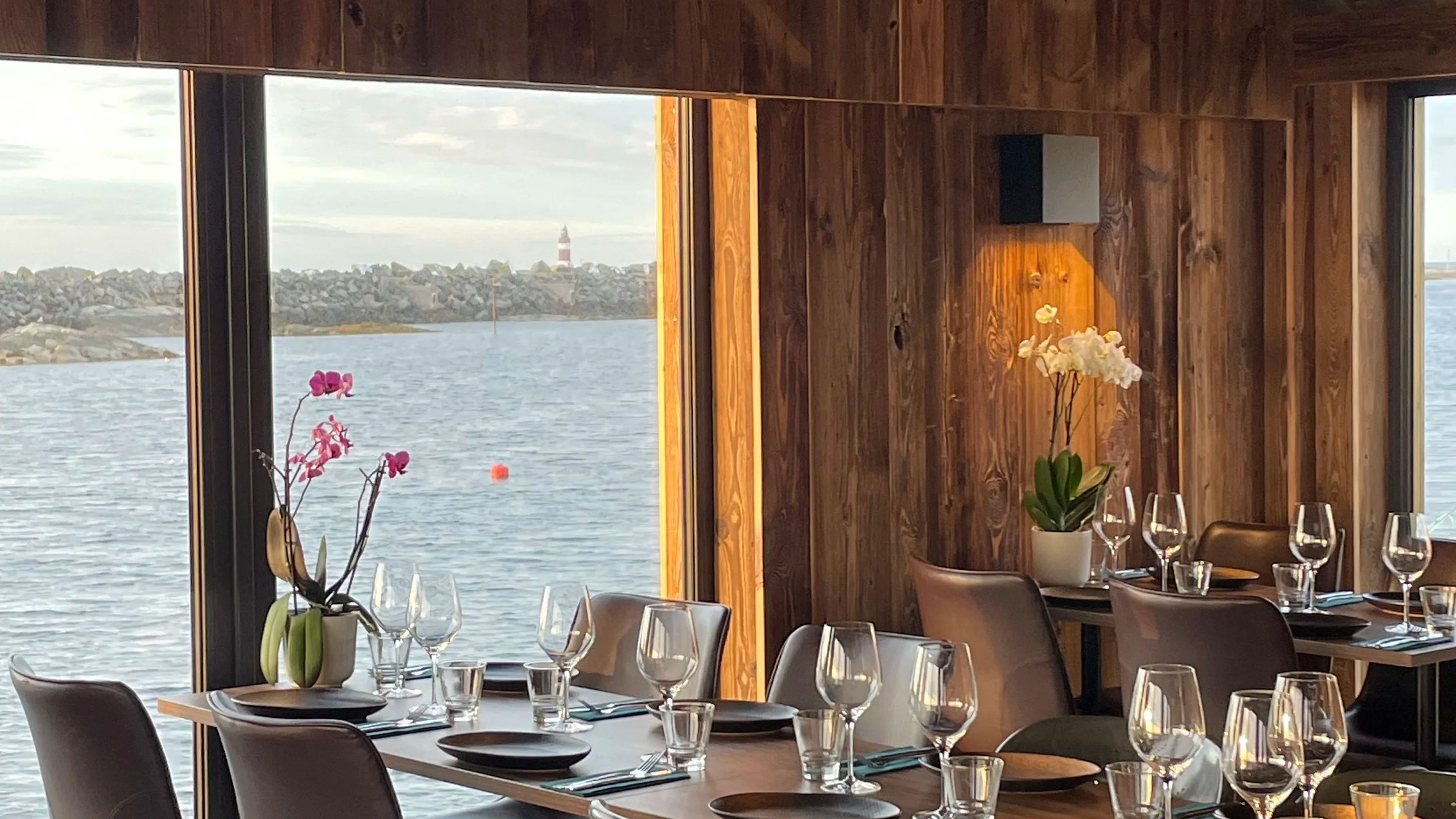 Langbordet er dekket i Restaurant OlsenNaustet