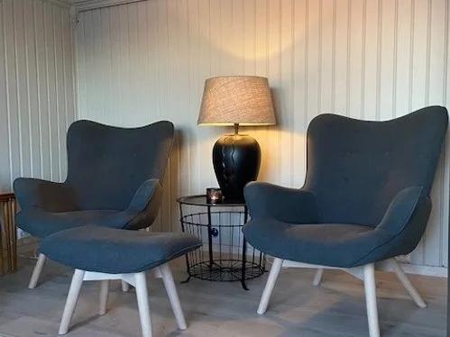 Koselig sittegruppe med utsikt til havs fra leilighet 2