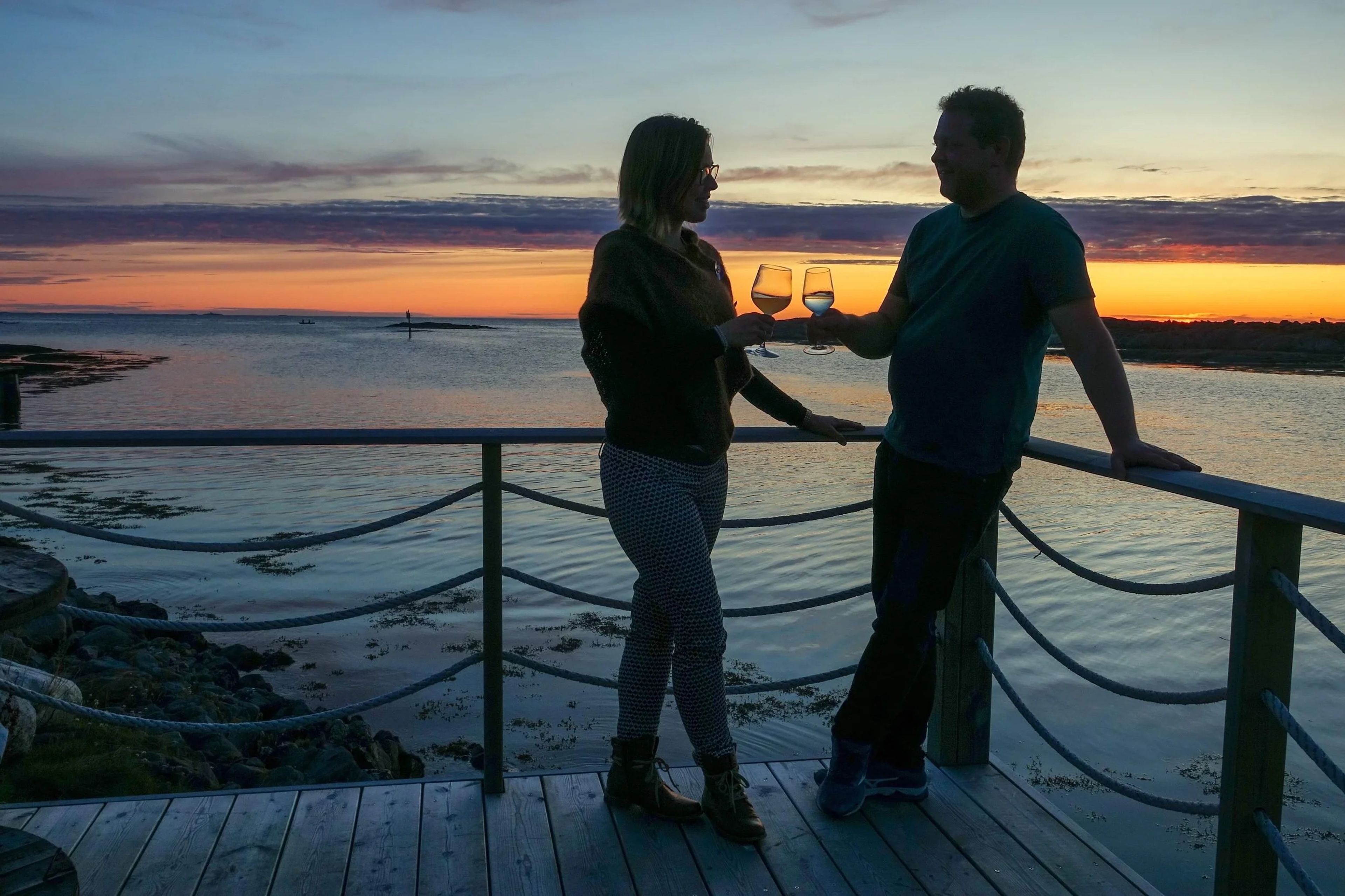 Par i solnedgang utenfor OlsenNaustet