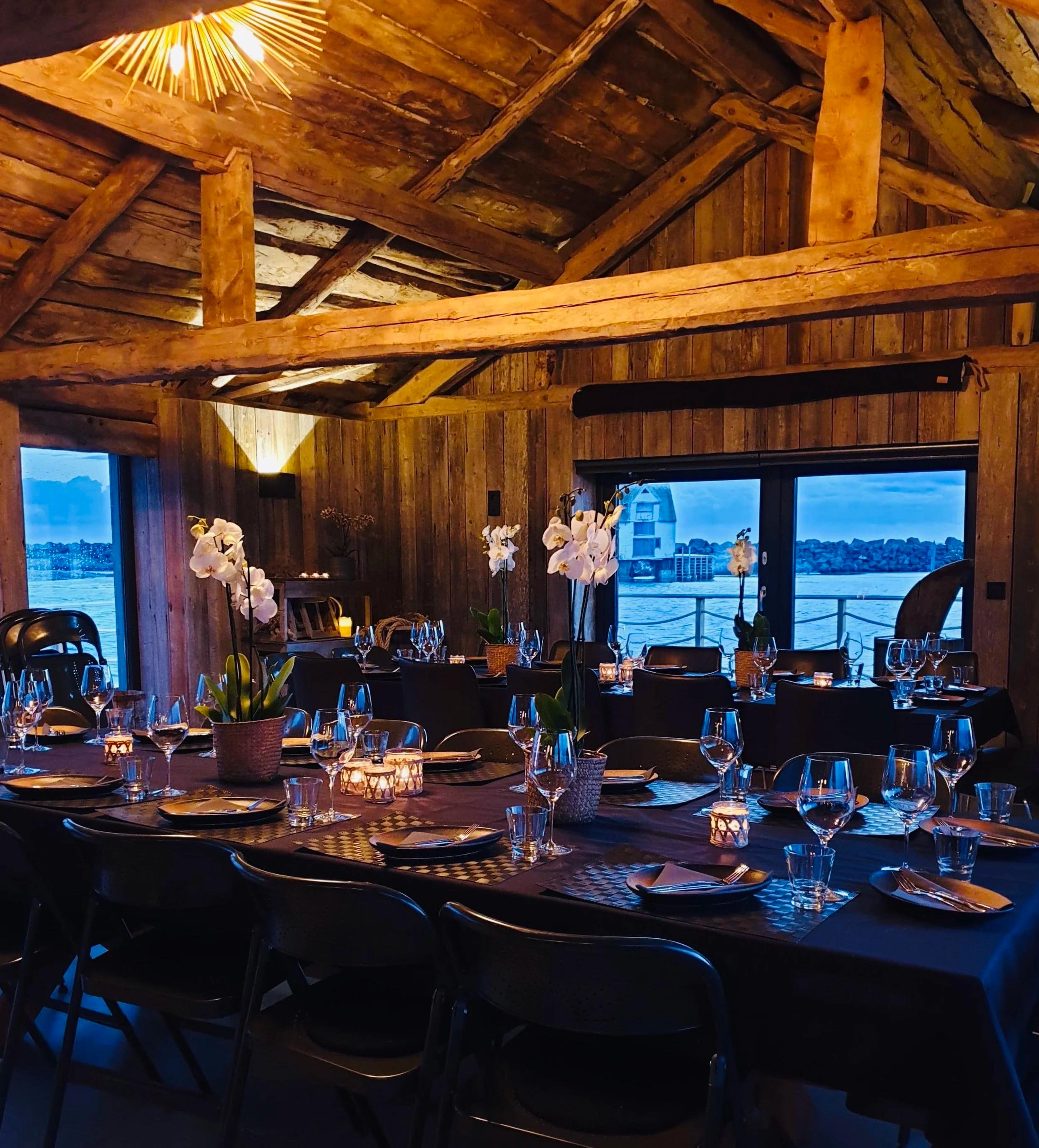 Langbordet er dekket i Restaurant OlsenNaustet