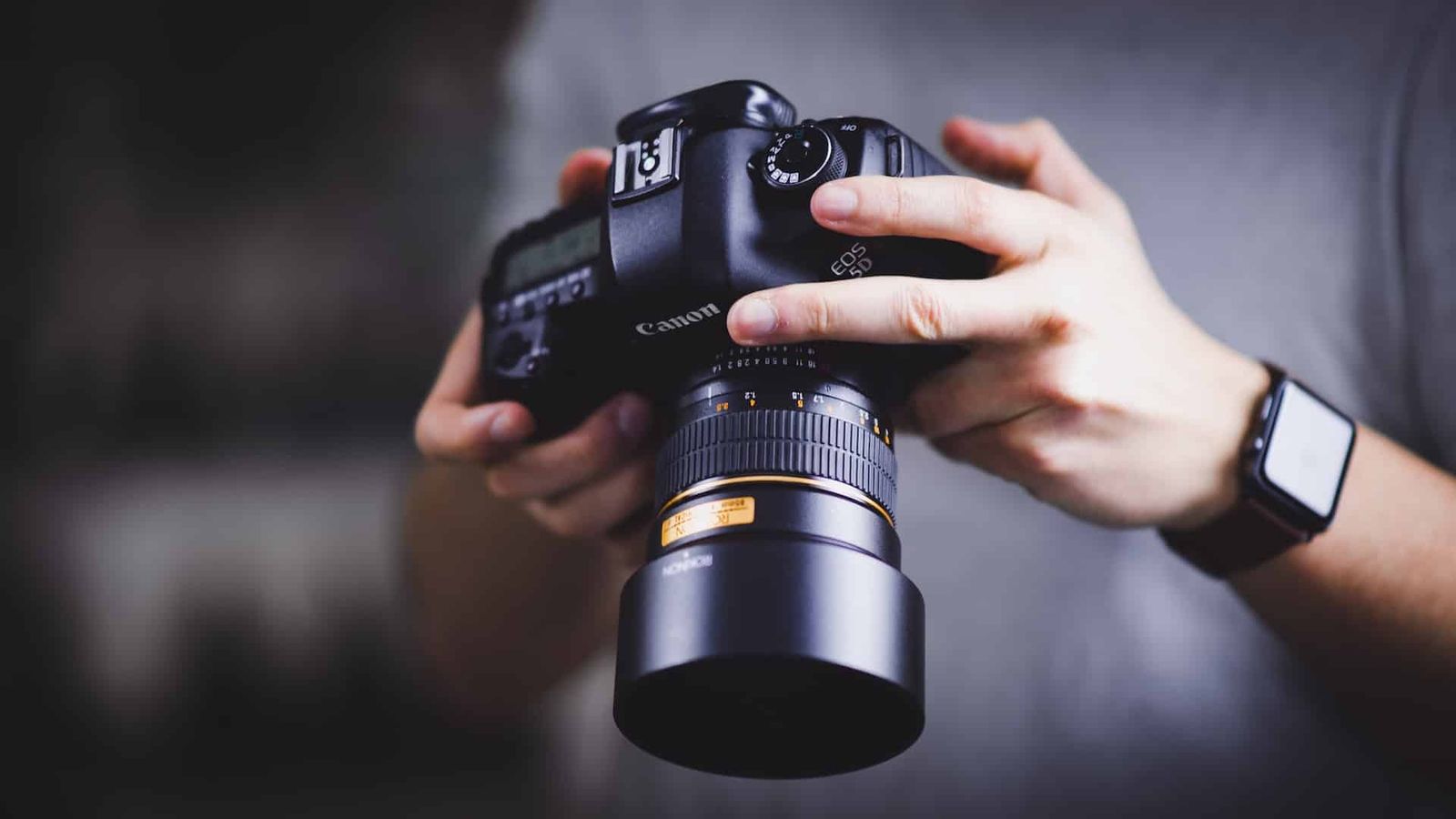 Creating Compelling Visuals: A Guide to DSLR vs Mirrorless Cameras