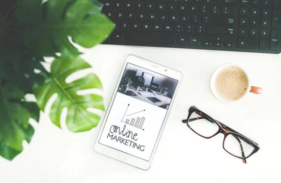 Display Ads – Tablet zeigt Online Marketing Konzept auf Schreibtisch