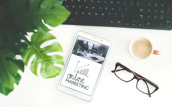 Display Ads – Tablet zeigt Online Marketing Konzept auf Schreibtisch