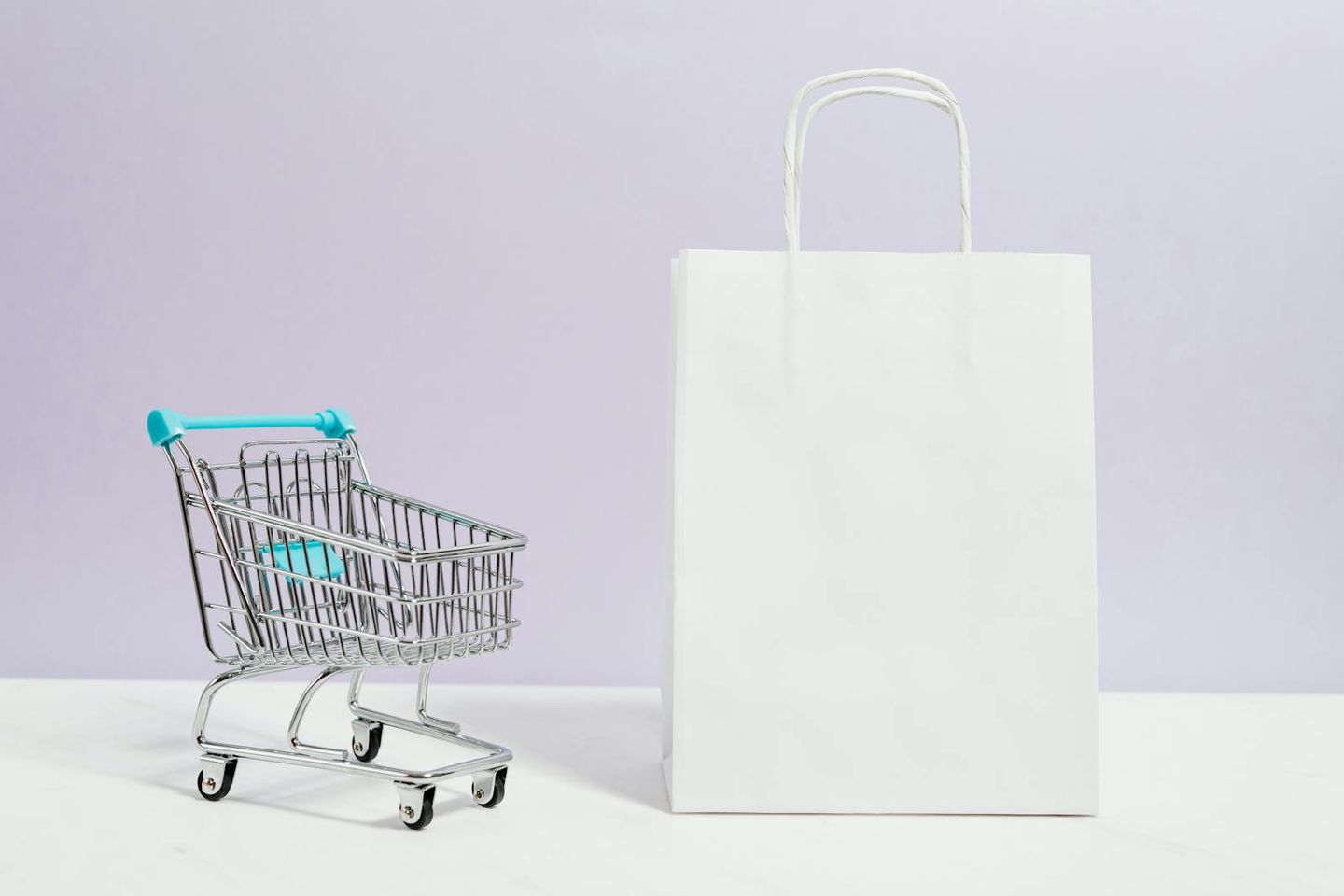 Mobile Conversion Optimierung – Person beim Checkout auf dem Smartphone