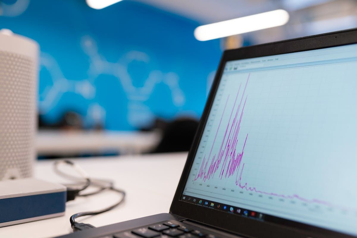 SEA Agentur Kosten – Laptop mit Analytics Dashboard