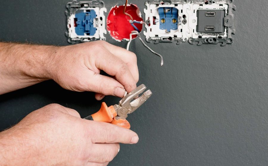 Kunden gewinnen im Handwerk: Handwerker bei der Arbeit vor Ort beim Kunden