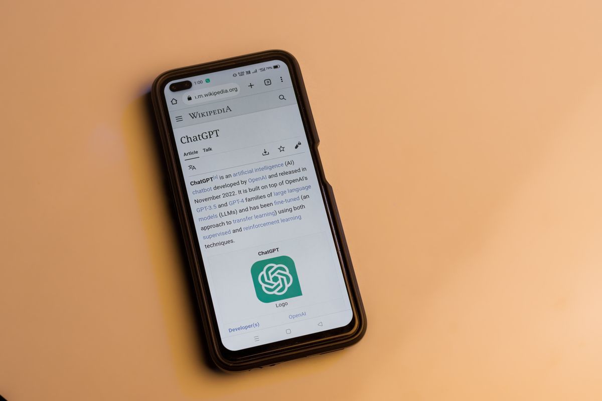ChatGPT auf dem Smartphone – ChatGPT SEO entscheidet, welche Marken in KI-Antworten auftauchen